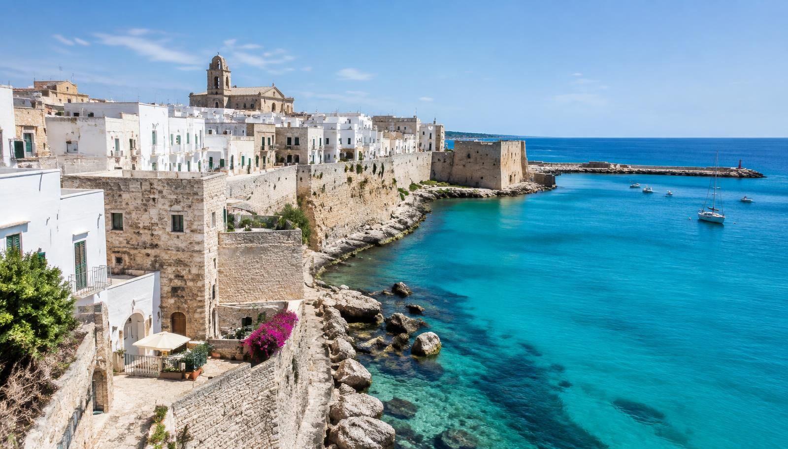 Veduta panoramica del borgo antico di Otranto affacciato sul mare turchese