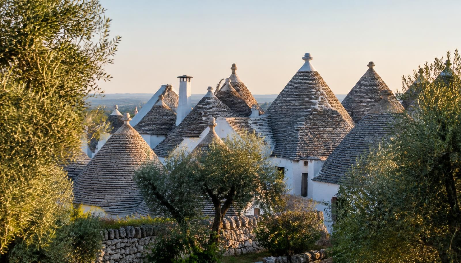 Vista panorámica de los trullos de Alberobello bajo un cielo azul despejado